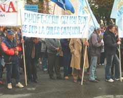 Sute de profesori au huiduit ieri autoritățile în fața Prefecturii