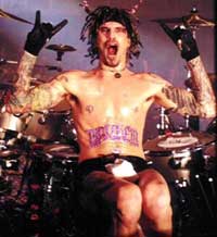 Rockerul Tommy Lee a fost rănit în timpul unui concert