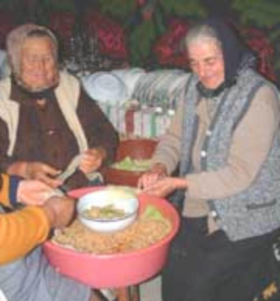 Gospodinele satului pregatesc sarmale pentru agapa crestina
