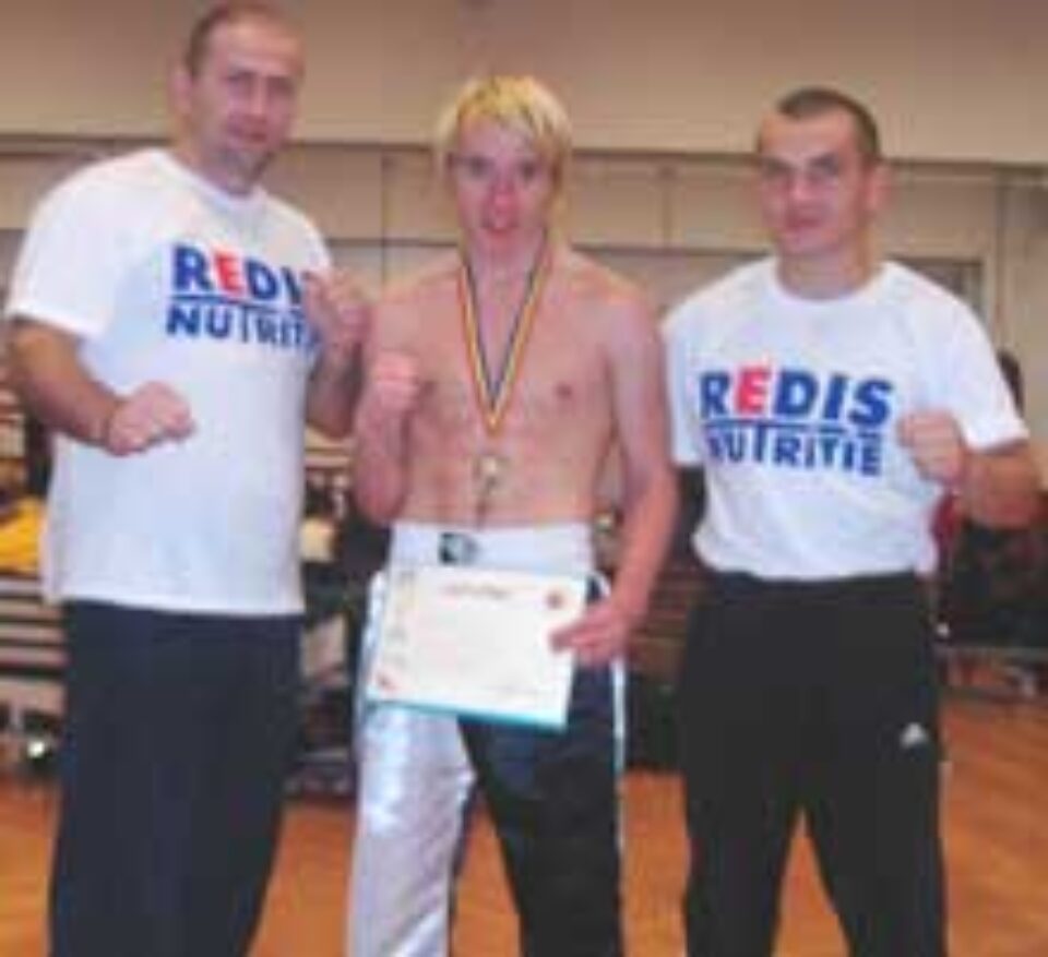 Matei, în centru, încadrat de antrenorii lui, Ionuţ Atodiresei (dreapta) şi Alin Panaite (stînga) Matei, în centru, încadrat de antrenorii lui, Ionuţ Atodiresei (dreapta) şi Alin Panaite (stînga)