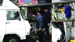 O autoutilitară TV a făcut praf un chioșc de ziare din Burdujeni