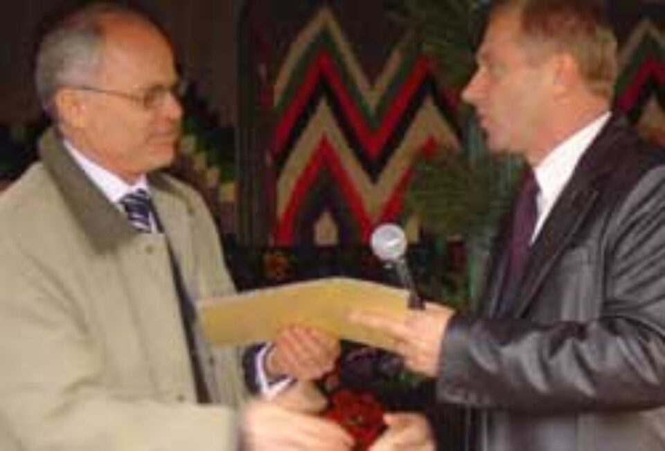 Dumitru Morhan îi înmânează diploma de excelenţă, viceconsulului Ucrainei la Suceava, Sergei Popyk