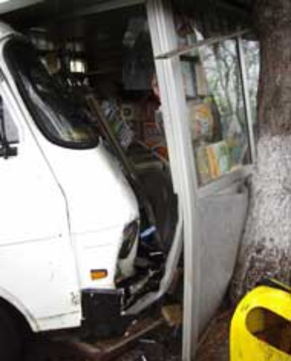 O autoutilitară TV a făcut praf un chioșc de ziare din Burdujeni