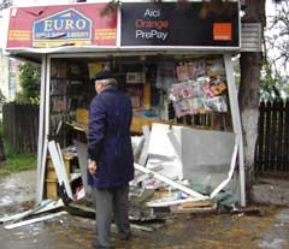 O autoutilitară TV a făcut praf un chioșc de ziare din Burdujeni