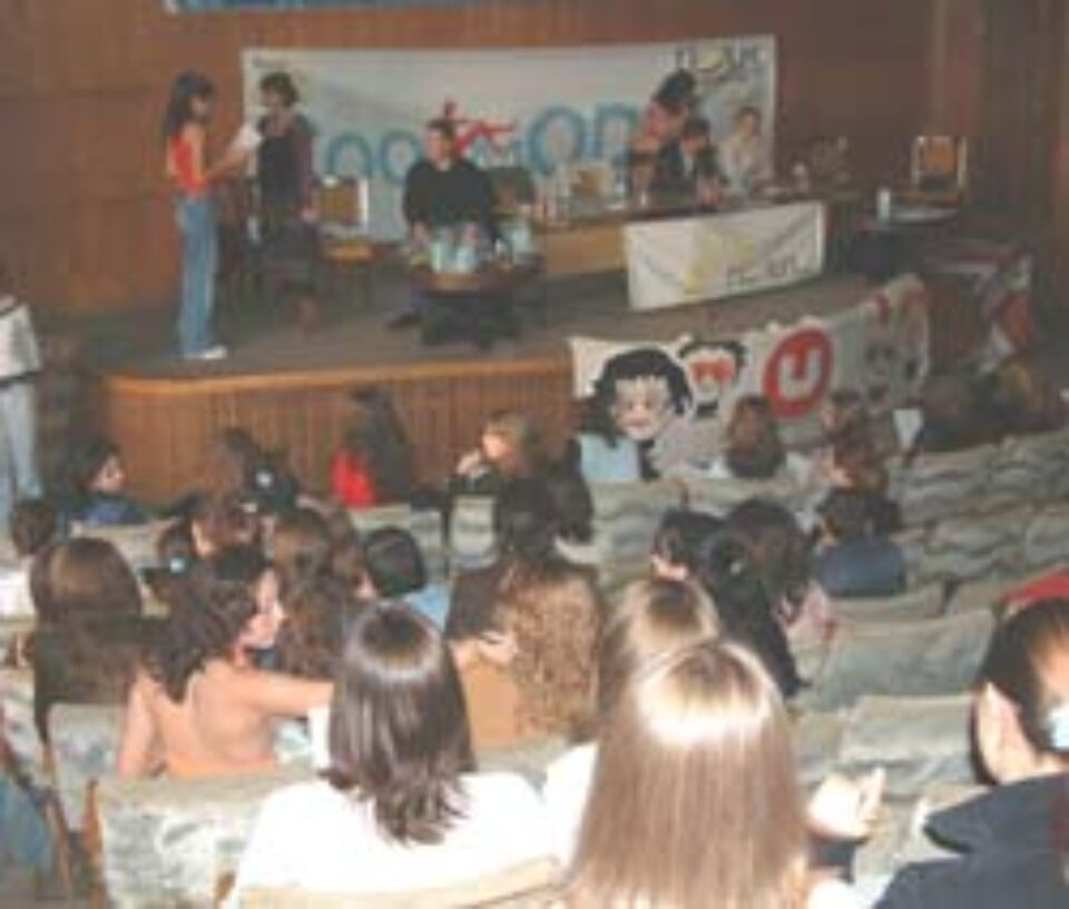 Zeci de sucevence dornice de o carieră de fotomodel au luat cu asalt caravana Cool Model 2005