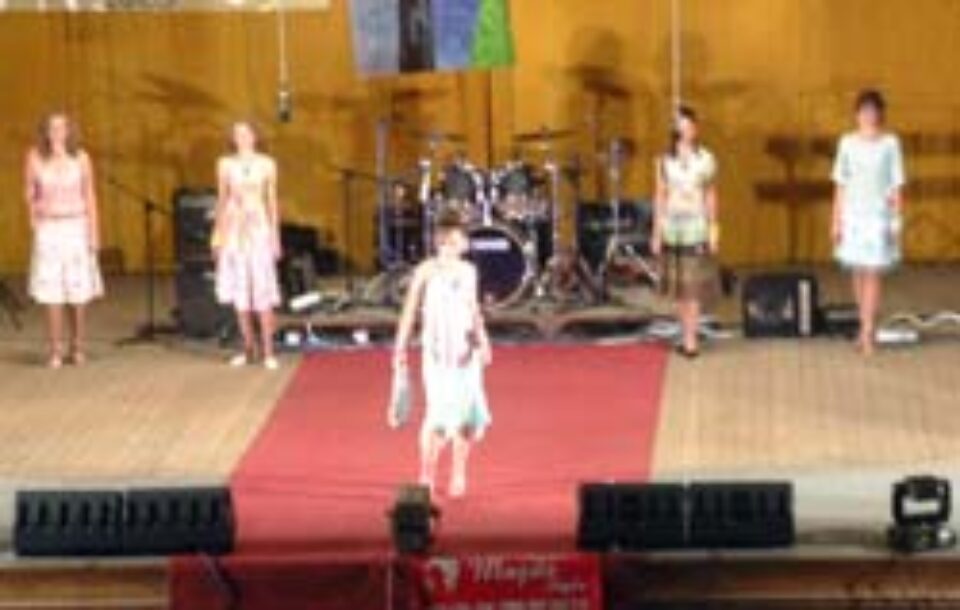 Balul Bobocilor „Petru Rareș” 2005 – „Comunism versus hippie” Balul Bobocilor „Petru Rareș” 2005 – „Comunism versus hippie”