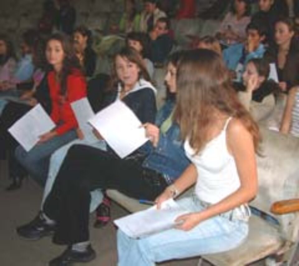 Zeci de sucevence dornice de o carieră de fotomodel au luat cu asalt caravana Cool Model 2005