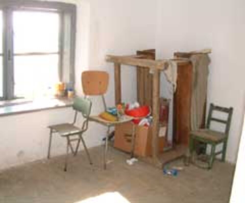 Școli insalubre și dărăpănate, vechi de peste 100 de ani, pentru generația internetului