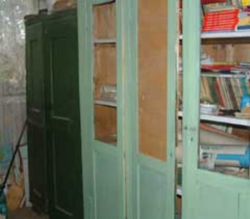 Școli insalubre și dărăpănate, vechi de peste 100 de ani, pentru generația internetului