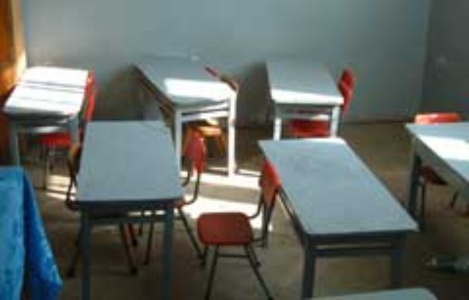 Școli insalubre și dărăpănate, vechi de peste 100 de ani, pentru generația internetului