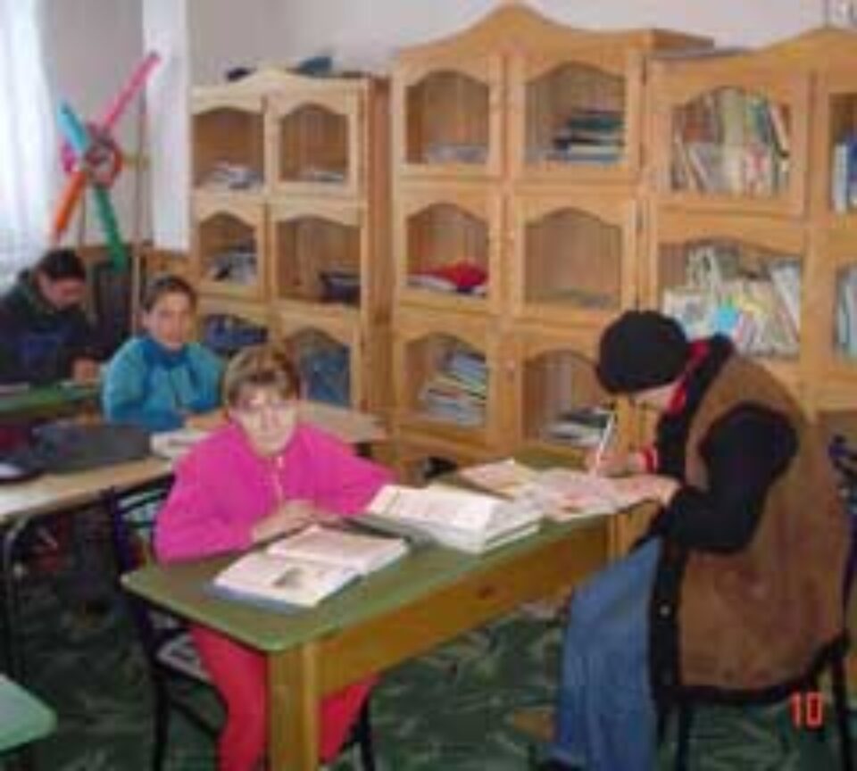 Traumele sufletești ale cîtorva sute de copii și bătrîni din Suceava, diminuate prin acte filantropice susținute de Biserică