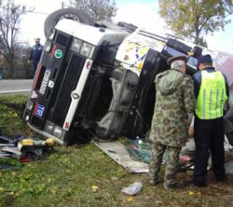 Tir răsturnat pe E 85, la Grănicești