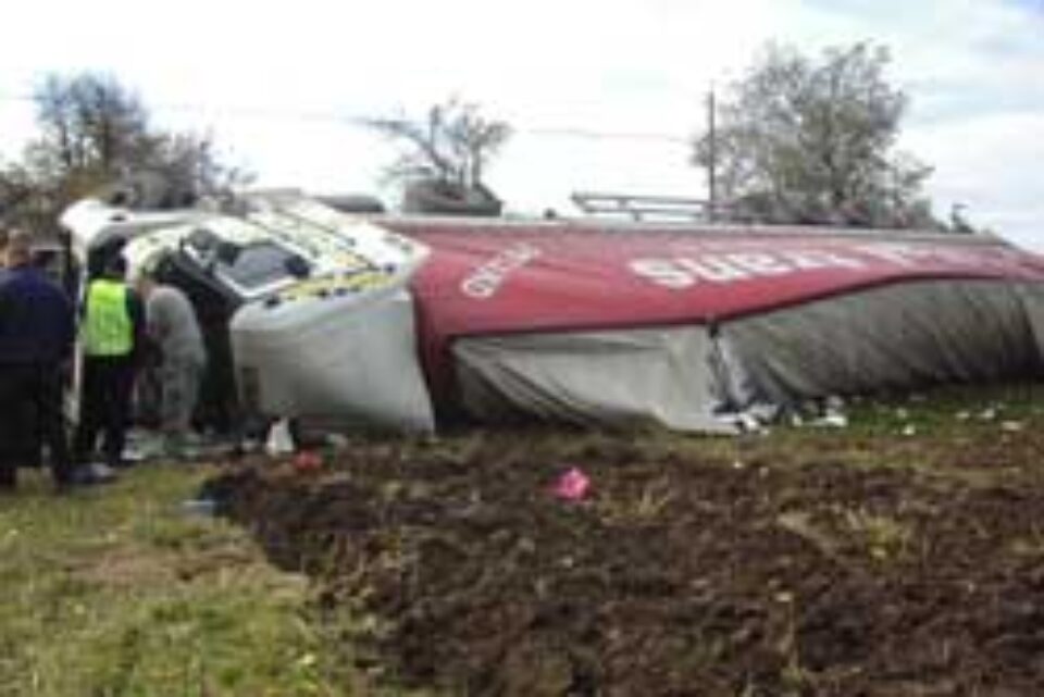 Tir răsturnat pe E 85, la Grănicești