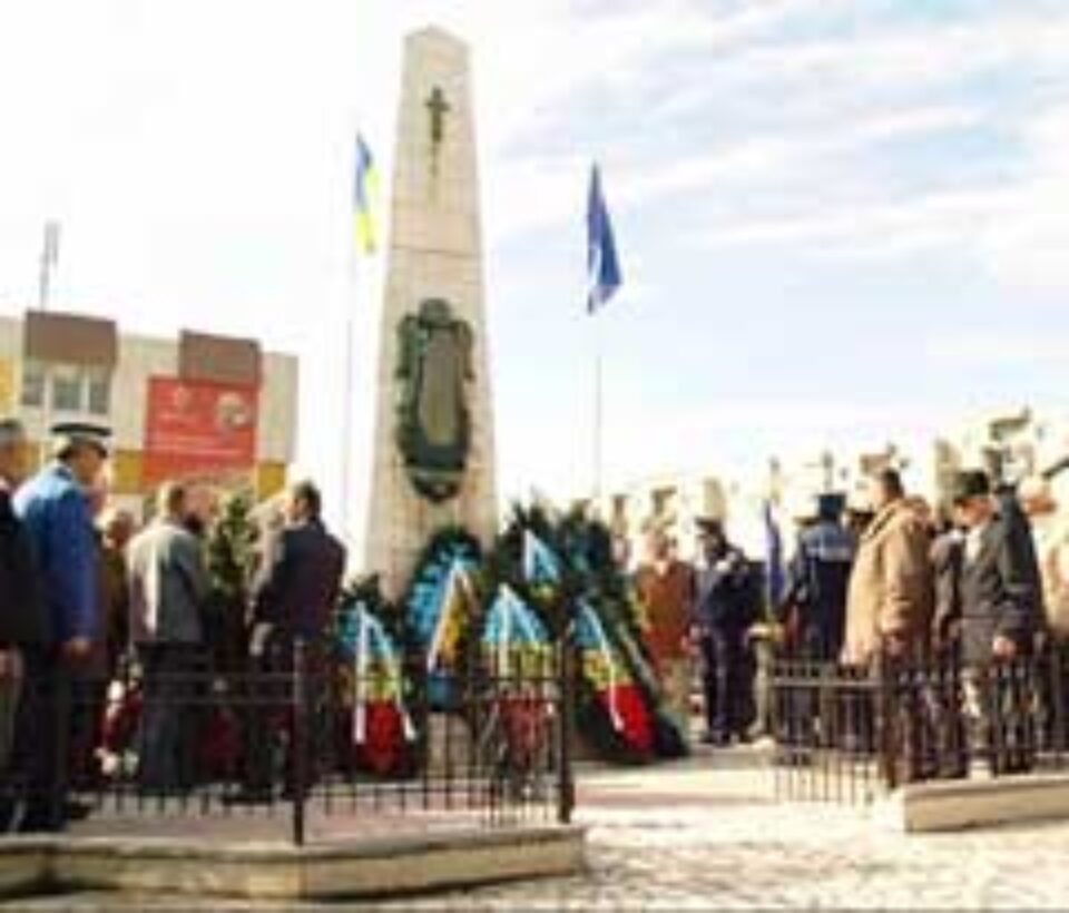 Ziua Armatei, sărbătorită la Suceava cu parada militară și coroane de flori