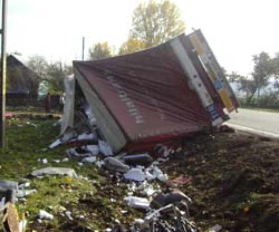 Tir răsturnat pe E 85, la Grănicești