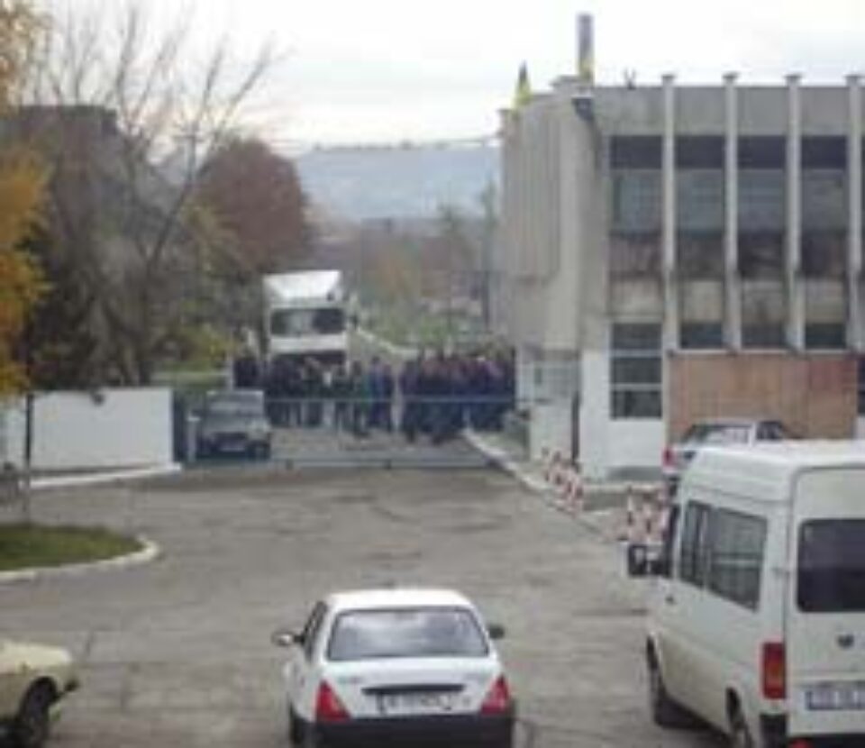 Protestele angajaților SC URB RULMENȚI SA Suceava au continuat și în cursul zilei de ieri