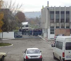 Protestele angajaților SC URB RULMENȚI SA Suceava au continuat și în cursul zilei de ieri