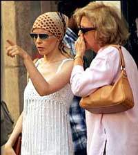 Mama cântăreței Kylie Minogue s-a dus la Paris, la fiica ei