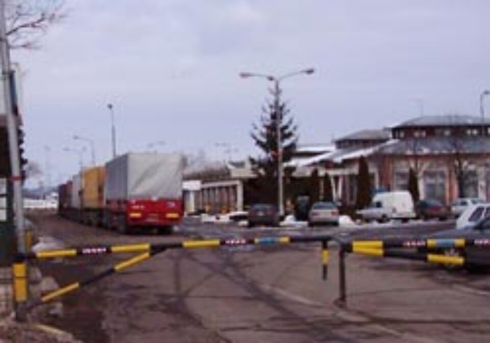 Dezinfecția vehiculelor la Vama Siret se face cu mijloace rudimentare și soluții învechite