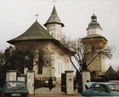 Sobor de preoți și zeci de credincioși, prezenți la Hramul Bisericii „Sf. Dumitru” Suceava