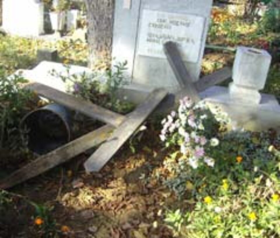 Sute de cruci smulse și înfipte invers în cimitirul din Burdujeni-sat