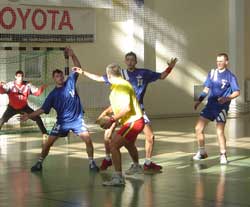 Handbaliștii suceveni ținuți în șah o repriză de o echipă de bunici