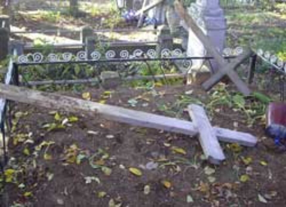 Sute de cruci smulse și înfipte invers în cimitirul din Burdujeni-sat Sute de cruci smulse și înfipte invers în cimitirul din Burdujeni-sat