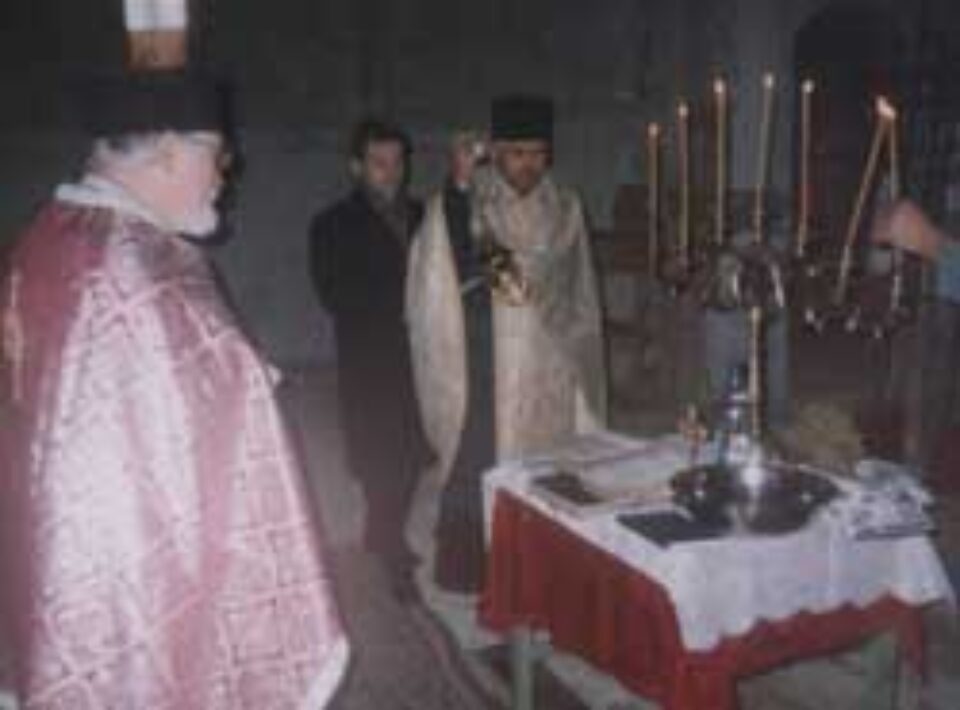 Slujbă de sfințire a crucilor, la „Biserica celor un milion de trepte”, din Burdujeni