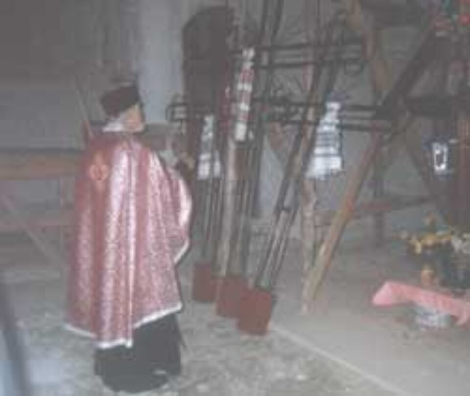 Slujbă de sfințire a crucilor, la „Biserica celor un milion de trepte”, din Burdujeni