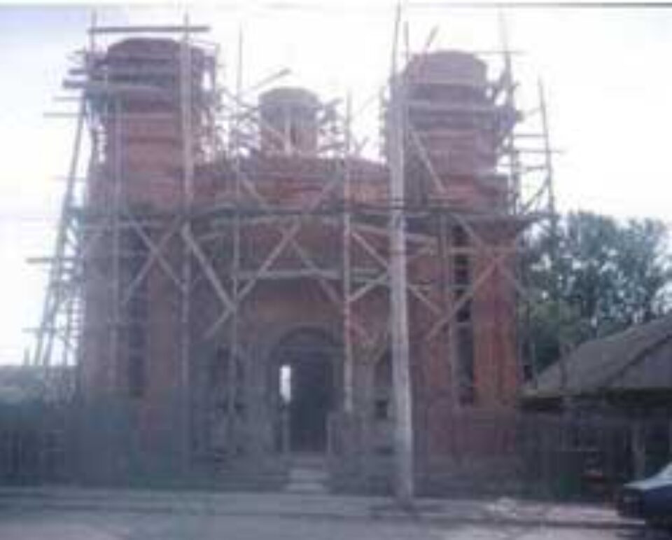 Slujbă de sfințire a crucilor, la „Biserica celor un milion de trepte”, din Burdujeni Slujbă de sfințire a crucilor, la „Biserica celor un milion de trepte”, din Burdujeni