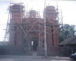 Slujbă de sfințire a crucilor, la „Biserica celor un milion de trepte”, din Burdujeni