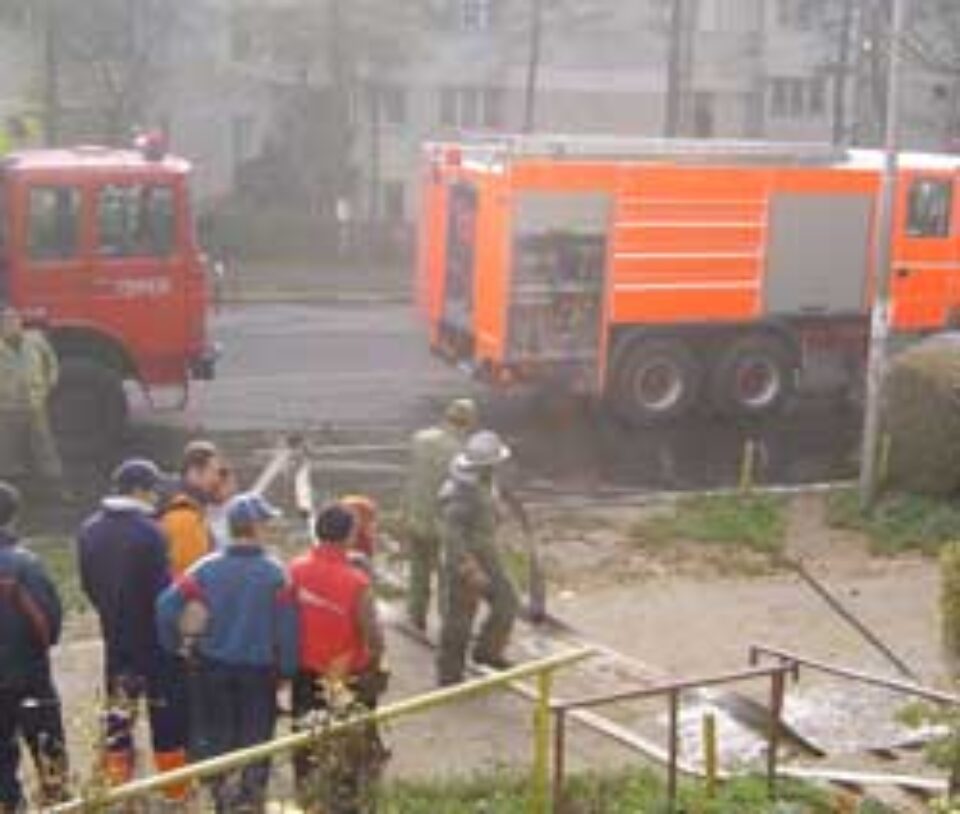 Mansarda unui bloc a luat foc în urma unui scurtcircuit electric