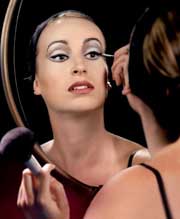 Femeile își petrec doi ani din viață în fața oglinzii