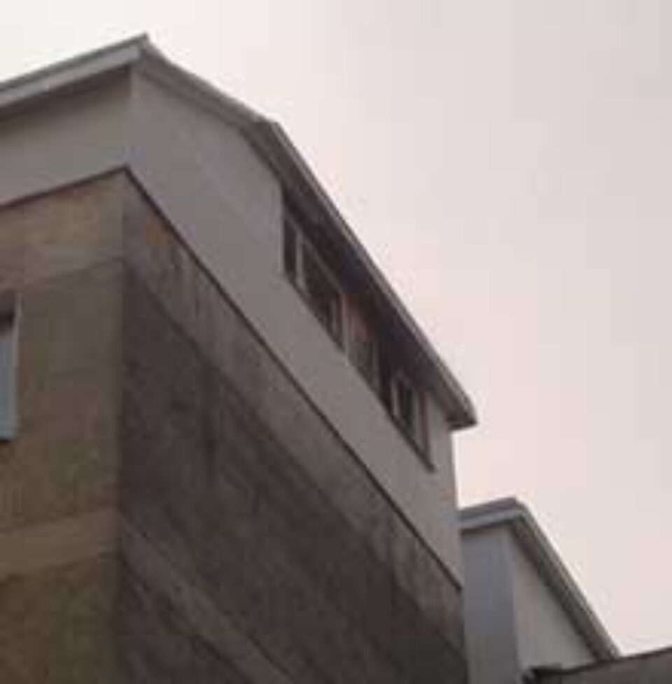 Mansarda unui bloc a luat foc în urma unui scurtcircuit electric