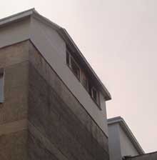 Mansarda unui bloc a luat foc în urma unui scurtcircuit electric