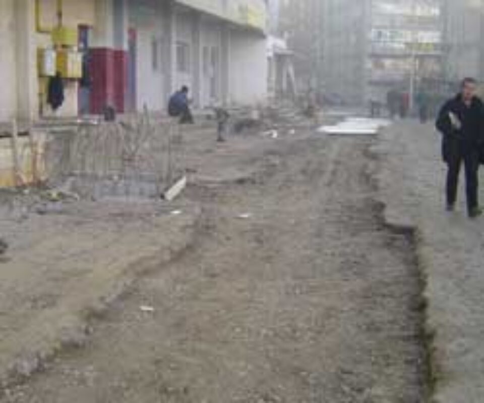 Primarul Ion Lungu promite că „vor cădea capete” la TERMICA dacă gropile din George Enescu nu vor dispărea pînă la venirea iernii Primarul Ion Lungu promite că „vor cădea capete” la TERMICA dacă gropile din George Enescu nu vor dispărea pînă la venirea iernii