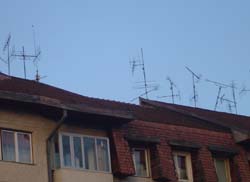 Municipalitatea suceveană „a pus gînd rău” antenelor TV de pe blocuri