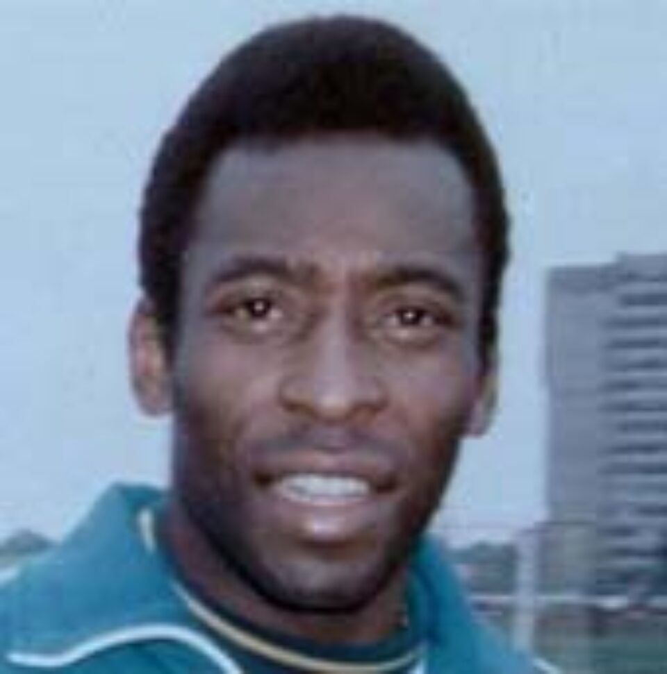 Pele le spune fotbaliștilor brazilieni să uite că sînt favoriți la CM din 2006 Pele le spune fotbaliștilor brazilieni să uite că sînt favoriți la CM din 2006