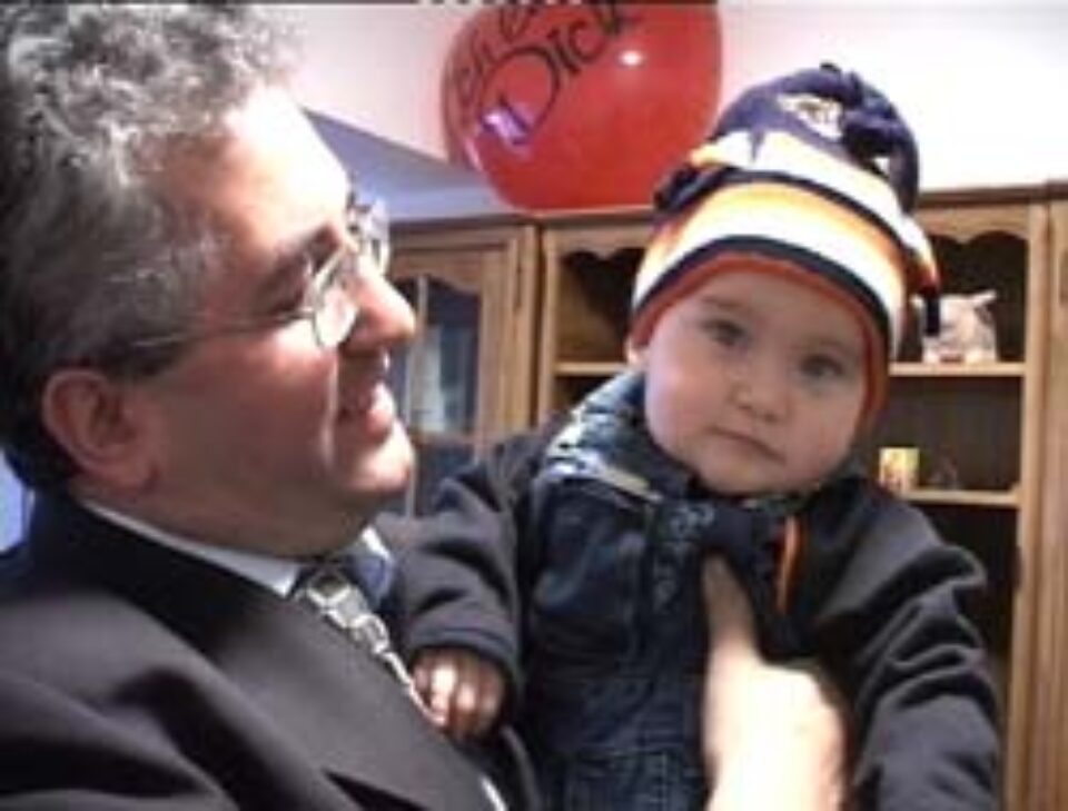 Primarul Ion Lungu a „tăiat moțul” copilului pe care l-a botezat în Centrul Maternal “Colț Alb” Primarul Ion Lungu a „tăiat moțul” copilului pe care l-a botezat în Centrul Maternal “Colț Alb”