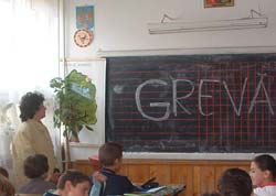 Tot mai mulți profesori suceveni „capitulează” în fața grevei