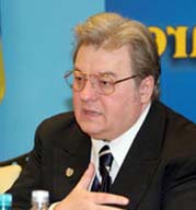 Congresul PRM:CV Tudor reales, într-un decor cu baloane și drapele tricolore