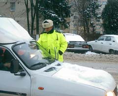 Polițiștii de la Rutieră îi sfătuiesc pe șoferi să își echipeze mașinile pentru iarnă