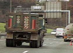 Zeci de camioane de mare tonaj deteriorează zilnic străzile municipiului Suceava, fără a plăti nici măcar un ban la Primărie