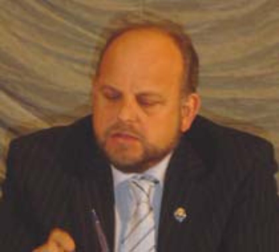 Alegerile din cadrul PD Rădăuți au fost amînate pentru a-i da posibilitatea deputatului Aurel Olărean să candideze pentru președinție Alegerile din cadrul PD Rădăuți au fost amînate pentru a-i da posibilitatea deputatului Aurel Olărean să candideze pentru președinție