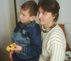 De mai bine de un an, Cornelia Moisii, din Baia, este „mama” lui Gheorghiţă