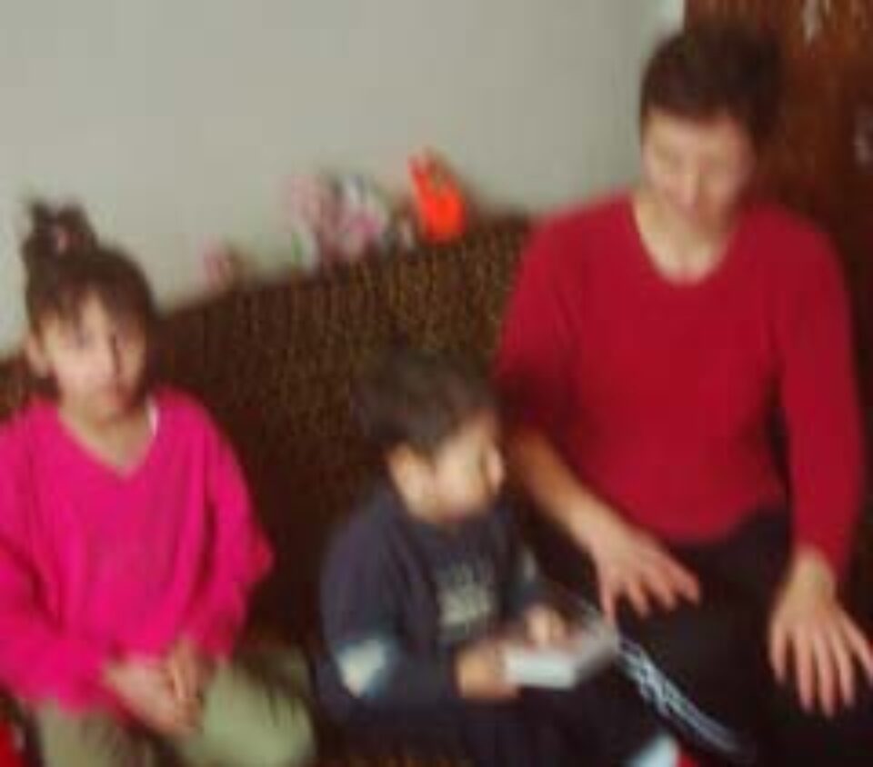 Maria Munteanu ţine loc de mamă pentru Liana, de 7 ani, şi pentru Ionela, în vîrstă de doi ani şi trei luni