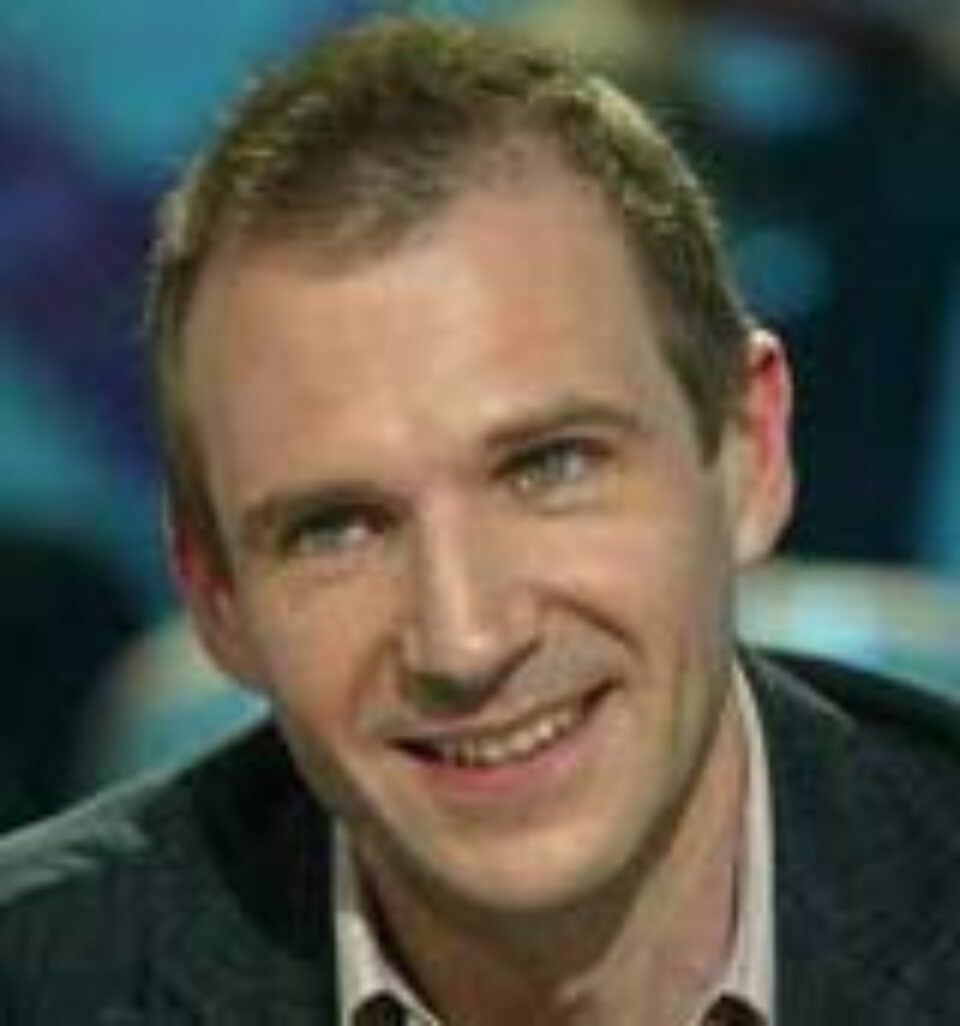 Ralph Fiennes vrea să dea în judecată o publicație americană Ralph Fiennes vrea să dea în judecată o publicație americană