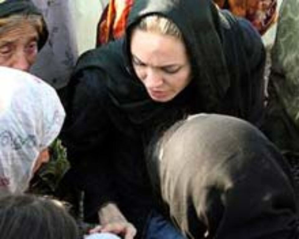 Brad Pitt și Angelina Jolie ajută victimele cutremurului din Pakistan Brad Pitt și Angelina Jolie ajută victimele cutremurului din Pakistan