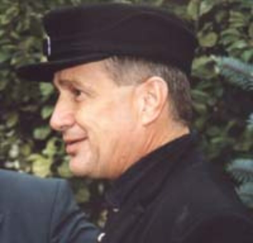 Dinescu vrea să lanseze revista Rom bogat, rom sărac, în ianuarie Dinescu vrea să lanseze revista Rom bogat, rom sărac, în ianuarie