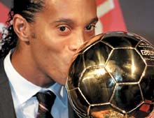 Ronaldinho a primit Balonul de Aur